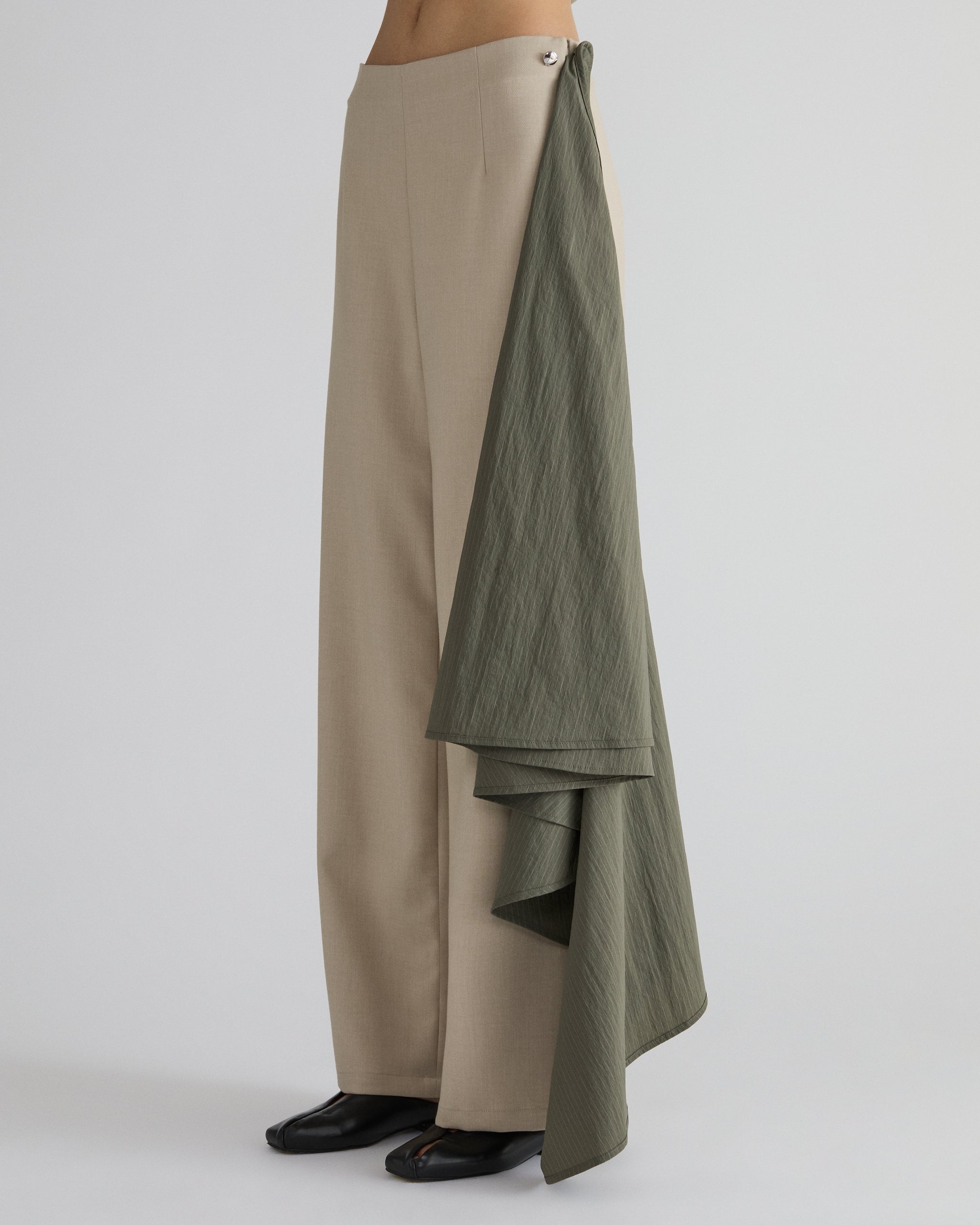 Beige Low-waisted Wide-Leg Pants with Removable Jasper